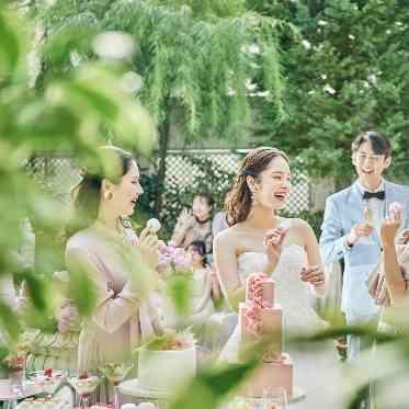 アプローズスクエア 東京迎賓館 プライベートガーデンでゲストとのひと時を楽しんで