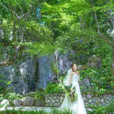 アプローズスクエア 東京迎賓館 貸切のガーデンには滝が流れる