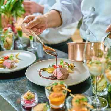 アプローズスクエア 東京迎賓館 ゲストの目の前で仕上げられる一皿は驚きと喜びを生み、特別な思い出に。
