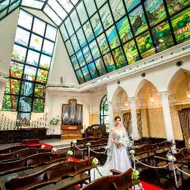 Mille Anges 天井一面に拡がるステンドグラス