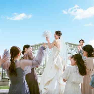 横浜 アートグレイス ポートサイドヴィラ フラワーシャワーの後は大階段でのブーケトスが人気