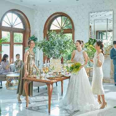 リビングにはおふたりのオリジナルの飾り物をたくさん自由に飾って!