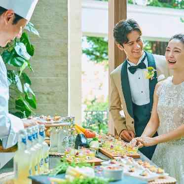 横浜 アートグレイス ポートサイドヴィラ ガーデンにはキッチンも備えつけ!シェフがゲストの前で海老をフランベする!