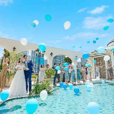 横浜 アートグレイス ポートサイドヴィラ プール付きガーデンでしか叶わないバルーン演出!ゲストの歓声があがる。