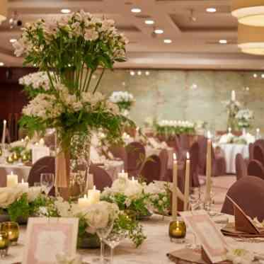 新横浜プリンスホテル 華やかな背の高い飾花が映えるファンタジア