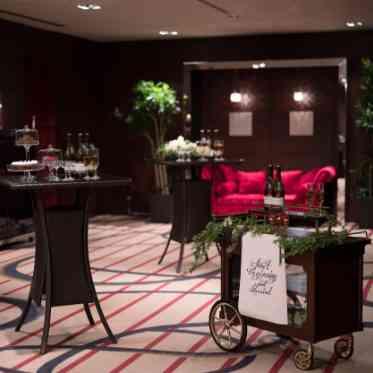 新横浜プリンスホテル ホワイエにフォトスペースなど、おふたりの自由なスペースとしてご利用ください。