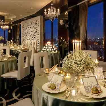 ふわふわのカスミソウとゆらゆら灯るキャンドル