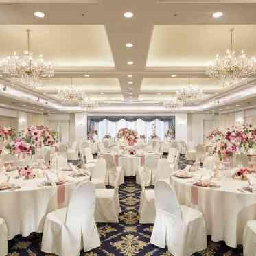 新横浜プリンスホテル シャンデリアと上品なインテリアのセレナーデ