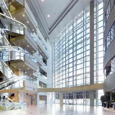 新横浜プリンスホテル 陽光が差し込むロビー。ゲストのみなさまのご来館をお待ち申しあげております。