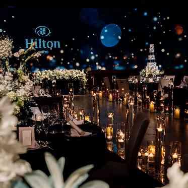 ヒルトン東京 洗練されたボールルームにつくられたランウェイのようなバージンロード