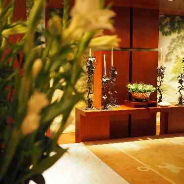 パーク ハイアット 東京 チャペルの雰囲気に合わせた装花