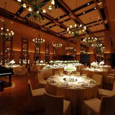 パーク ハイアット 東京 フローリングと鏡、シャンデリアの煌めきがエレガント