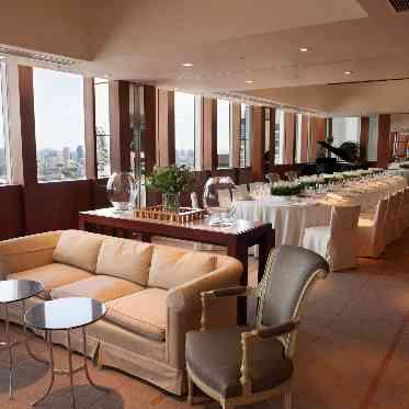 パーク ハイアット 東京 ソファスペースでゆったりとカクテルタイムをすごせます