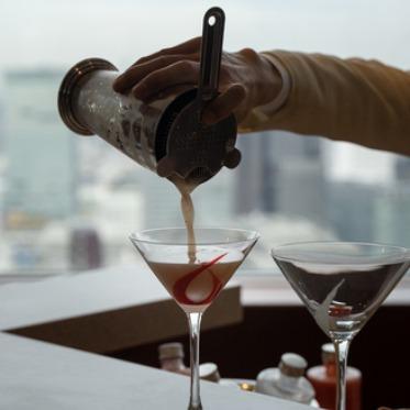 パーク ハイアット 東京 バーテンダーが目の前でカクテルをご用意