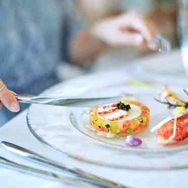 ストリングスホテル東京インターコンチネンタル 専用のバンケットキッチンから直接運ばれる出来立ての一皿。オリジナルメニューも可!