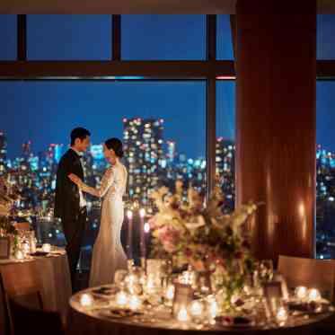 ストリングスホテル東京インターコンチネンタル 都会の夜景に映る二人のシルエット。キャンドルの灯りが包み込む、特別なひととき