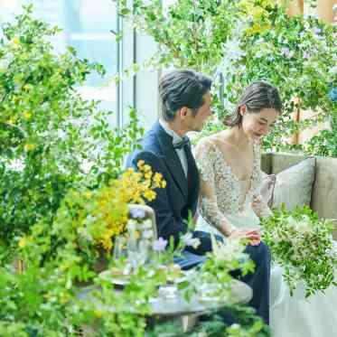 ストリングスホテル東京インターコンチネンタル 自然光に包まれて。色鮮やかな花々が繊細なドレスを綺麗に引き立てる、温かな空間