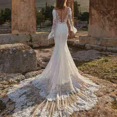 ストリングスホテル東京インターコンチネンタル 特徴的な仕立てと洗練されたシルエット【NICOLE MILANO】