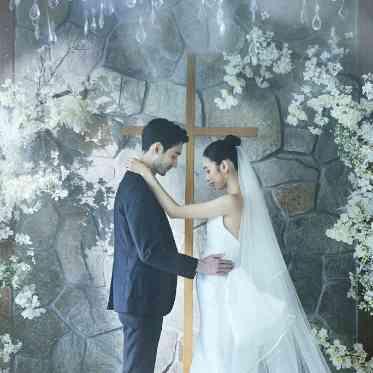 ＹＯＫＯＨＡＭＡ　ＭＯＮＯＬＩＴＨ（横浜モノリス） ドレスが映える石畳の前で愛の誓いを