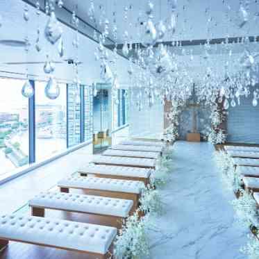 ＹＯＫＯＨＡＭＡ　ＭＯＮＯＬＩＴＨ（横浜モノリス） バージンロードの上には光を放つ無数のサンキャッチャーが二人を照らします