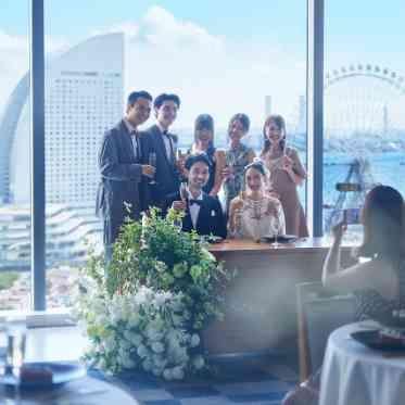 ＹＯＫＯＨＡＭＡ　ＭＯＮＯＬＩＴＨ（横浜モノリス） 大きな窓から柔らかな自然光が差し込むパーティ会場