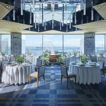 YOKOHAMA MONOLITH(横浜モノリス) 全面の大きなガラス窓の外には一面にみなとみらいの景色が。どの席でも楽しめる仕様に