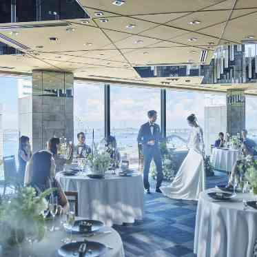 ＹＯＫＯＨＡＭＡ　ＭＯＮＯＬＩＴＨ（横浜モノリス） 入場のシーンも空を歩いているかのような演出になる披露宴会場