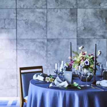 会場の雰囲気に合わせて洗練されたテーブルコーディネート