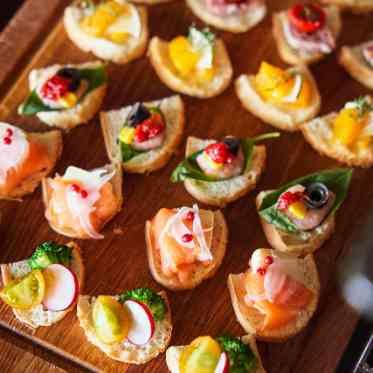 貸切空間だからこそ叶う、ロビーでのウェルカムパーティーも人気の演出のひとつ。