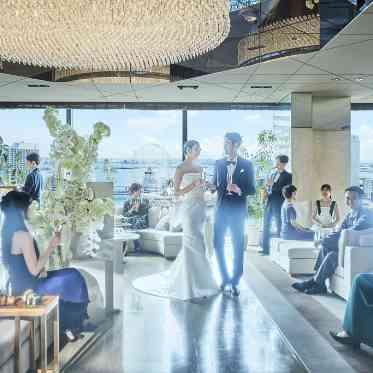 ＹＯＫＯＨＡＭＡ　ＭＯＮＯＬＩＴＨ（横浜モノリス） 貸切空間だからこそ叶う、ロビーでのウェルカムパーティーも人気の演出のひとつ。