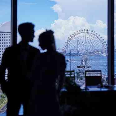 ＹＯＫＯＨＡＭＡ　ＭＯＮＯＬＩＴＨ（横浜モノリス） 全面の大きなガラス窓の外には一面にみなとみらいの景色が広がる