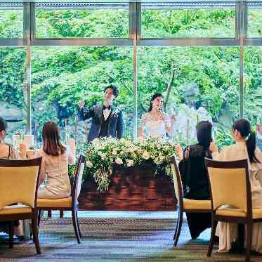 シェラトン都ホテル東京 乾杯のタイミングでカーテンがオープン!ゲストを驚かせるサプライズ演出をご用意◎