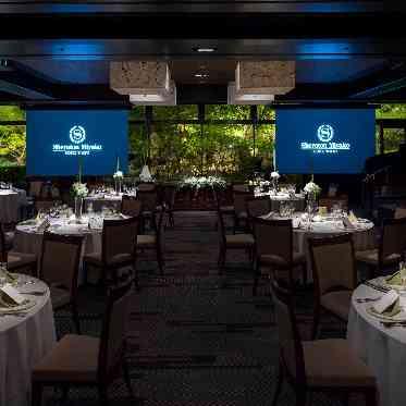 シェラトン都ホテル東京 夜になると庭園がライトアップ。ロマンチックな雰囲気に