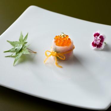 シェラトン都ホテル東京 【¥18,000】~ズワイ蟹とサーモンの奉書巻き いくら添え~