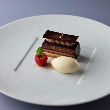 シェラトン都ホテル東京 【¥15,000】~ラズベリーショコラ バニラアイス添え~