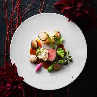 シェラトン都ホテル東京 【¥21,000】~和牛フィレ肉の岩塩包み焼きとジャガイモのコルネ~