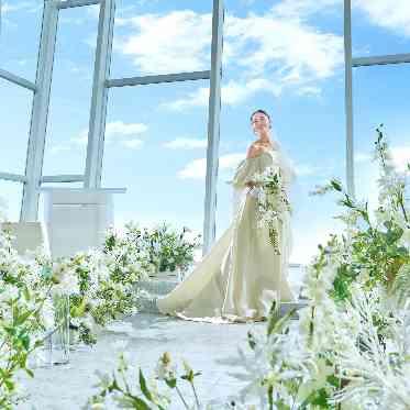 ニーズ長崎 by T&G WEDDING(旧 ベイサイド迎賓館 長崎) 祭壇奥の窓一面には青く煌めく海と、緑豊かな稲佐山が広がっている
