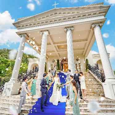ニーズ長崎 by T&G WEDDING(旧 ベイサイド迎賓館 長崎) 大階段で祝福のフラワーシャワー