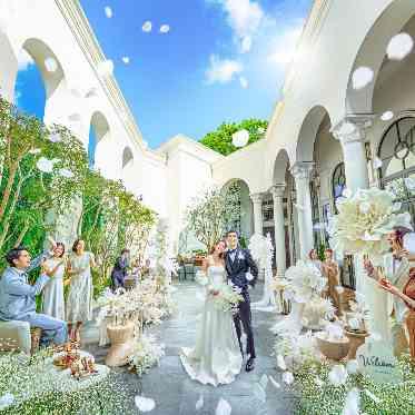 ベイサイド迎賓館(長崎)/テイクアンドギヴ・ニーズウェディング チャペル前の中庭ではウエルカムパーティや挙式後のフラワーシャワーを愉しんで