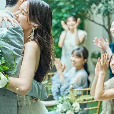 ベイサイド迎賓館(長崎)/テイクアンドギヴ・ニーズウェディング チャペル前の中庭ではウエルカムパーティや挙式後のフラワーシャワーを愉しんで