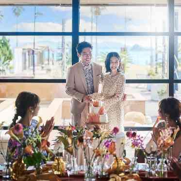 THE VILLAS NAGASAKI ガーデンを背にケーキ入刀