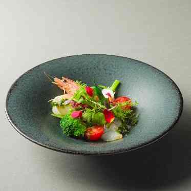 THE VILLAS NAGASAKI 昆布〆で寝かした長崎県産真鯛と赤海老 磯の香り溢れるヴィネグレットソース