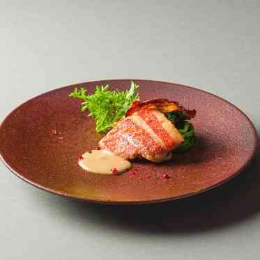 THE VILLAS NAGASAKI 皮目をパリッと焼き上げた金目鯛
雲仙ベーコンとシェリー酒香るクリームソース