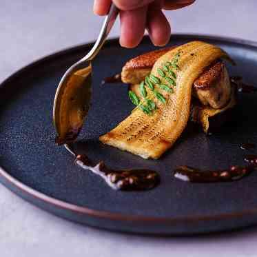 きめ細やかで濃厚なフォアグラと
柔らかく仕上げた煮穴子のマリアージュ