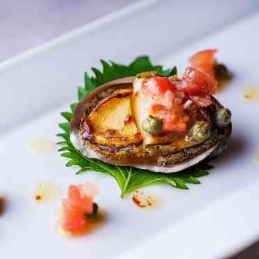 柔らかく蒸しあげソテーした鮑 大葉とトマトのサルサ
醤油を効かせた焦がしバターソ