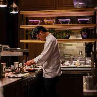 オープンキッチンから出来立てのお料理をご用意