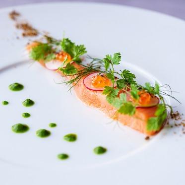 THE VILLAS NAGASAKI 絶妙な火加減でレアに仕上げた佐賀玄界サーモン