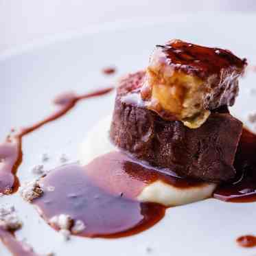 THE VILLAS NAGASAKI しっとりと低温で焼き上げた国産牛フィレと濃厚フォアグラトリュフを使ったソースと