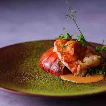 THE VILLAS NAGASAKI 豪快に焼き上げたカナダ産オマール海老 濃厚なアメリケーヌソースと抹茶の香り