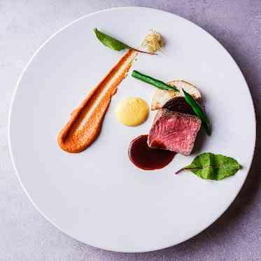 THE VILLAS NAGASAKI 低温でじっくり焼き上げた網焼き牛ロース
長崎産にんじんのピュレと共に